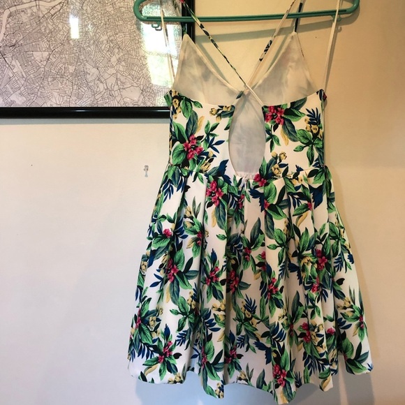 ✨Paper Crane✨ Floral Mini Dress - Picture 4 of 8